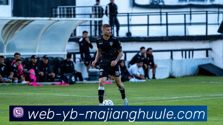 亚马尔与女友甜蜜热吻瞬间曝光眼中只映出彼此的爱意与幸福